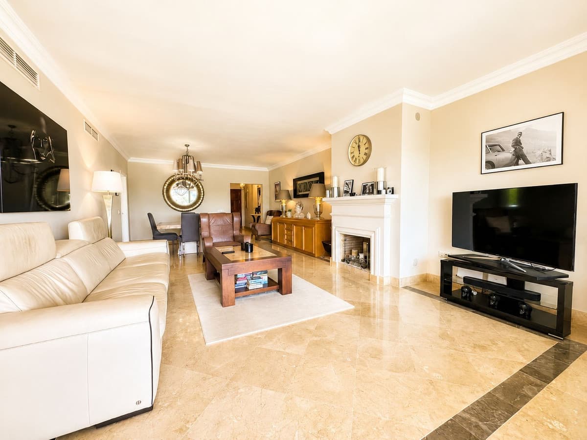 Middle Floor Apartment in Los Flamingos — photo 10 of 10