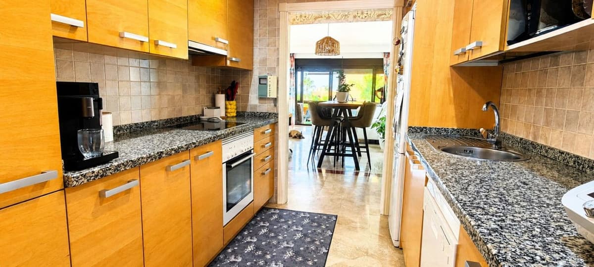 Middle Floor Apartment in Estepona — photo 3 of 10