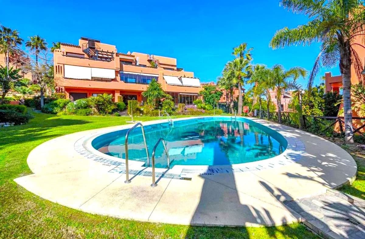Middle Floor Apartment in Estepona — photo 5 of 10