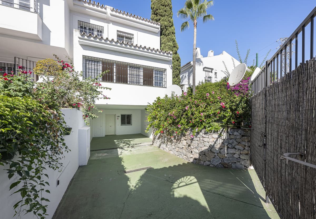 Semi-Detached House in Nueva Andalucía — photo 2 of 10
