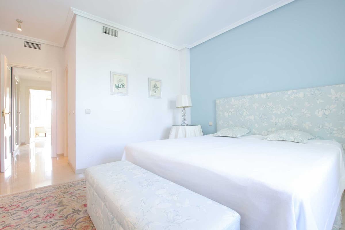 Middle Floor Apartment in Nueva Andalucía — photo 7 of 10
