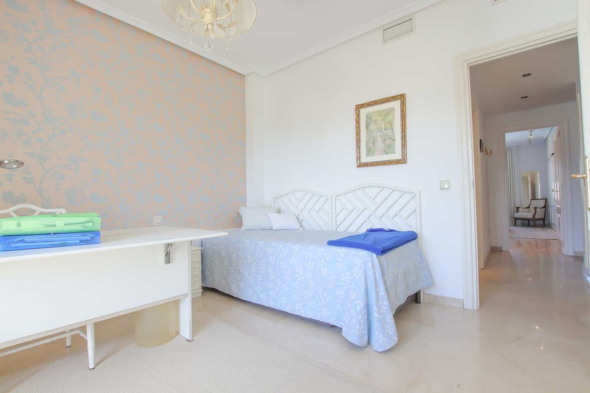 Middle Floor Apartment in Nueva Andalucía — photo 9 of 10