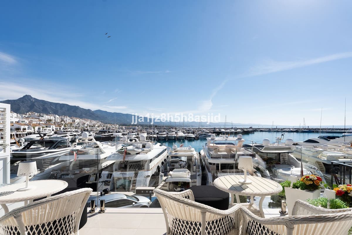 Middle Floor Apartment in Puerto Banús — photo 1 of 10