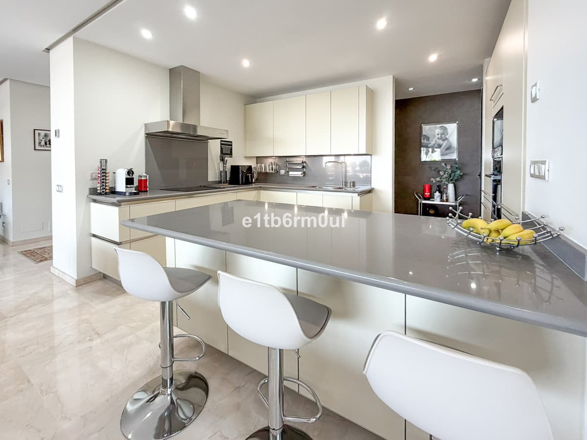 Middle Floor Apartment in The Golden Mile — photo 3 of 10