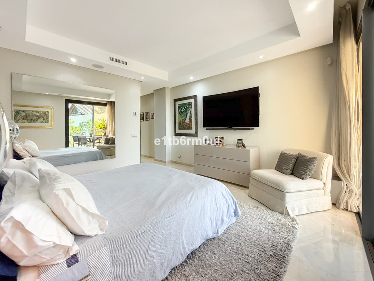 Middle Floor Apartment in The Golden Mile — photo 4 of 10