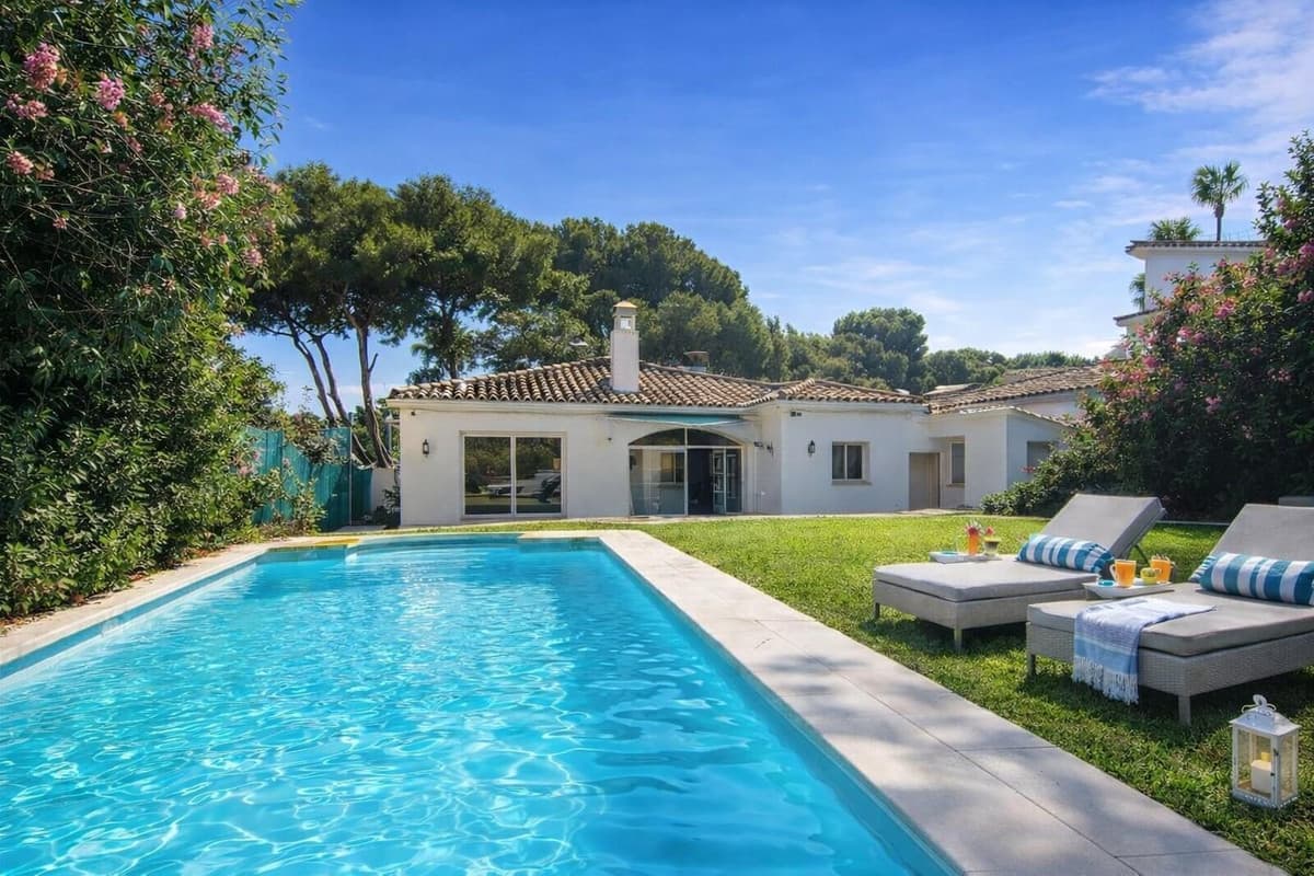 Detached Villa in Nueva Andalucía — photo 1 of 10