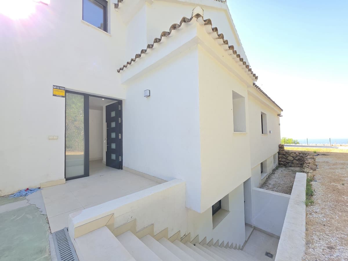 Semi-Detached House in Ojén — photo 3 of 10