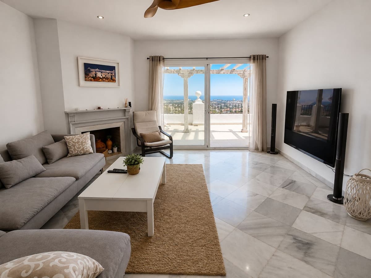 Middle Floor Apartment in Benahavís — photo 3 of 10