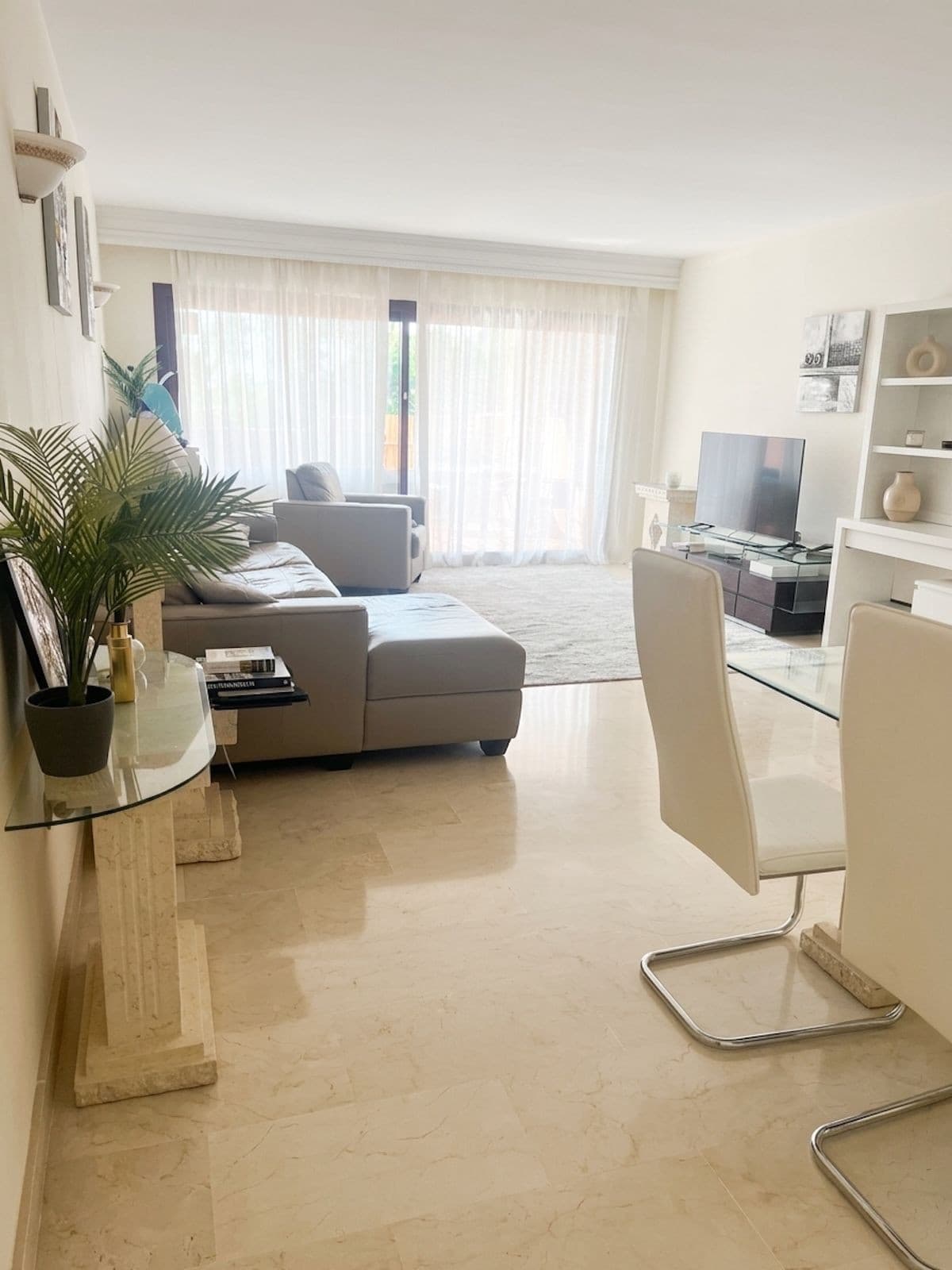 Middle Floor Apartment in Benahavís — photo 3 of 10