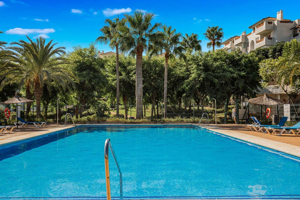 Middle Floor Apartment in Estepona — photo 5 of 10