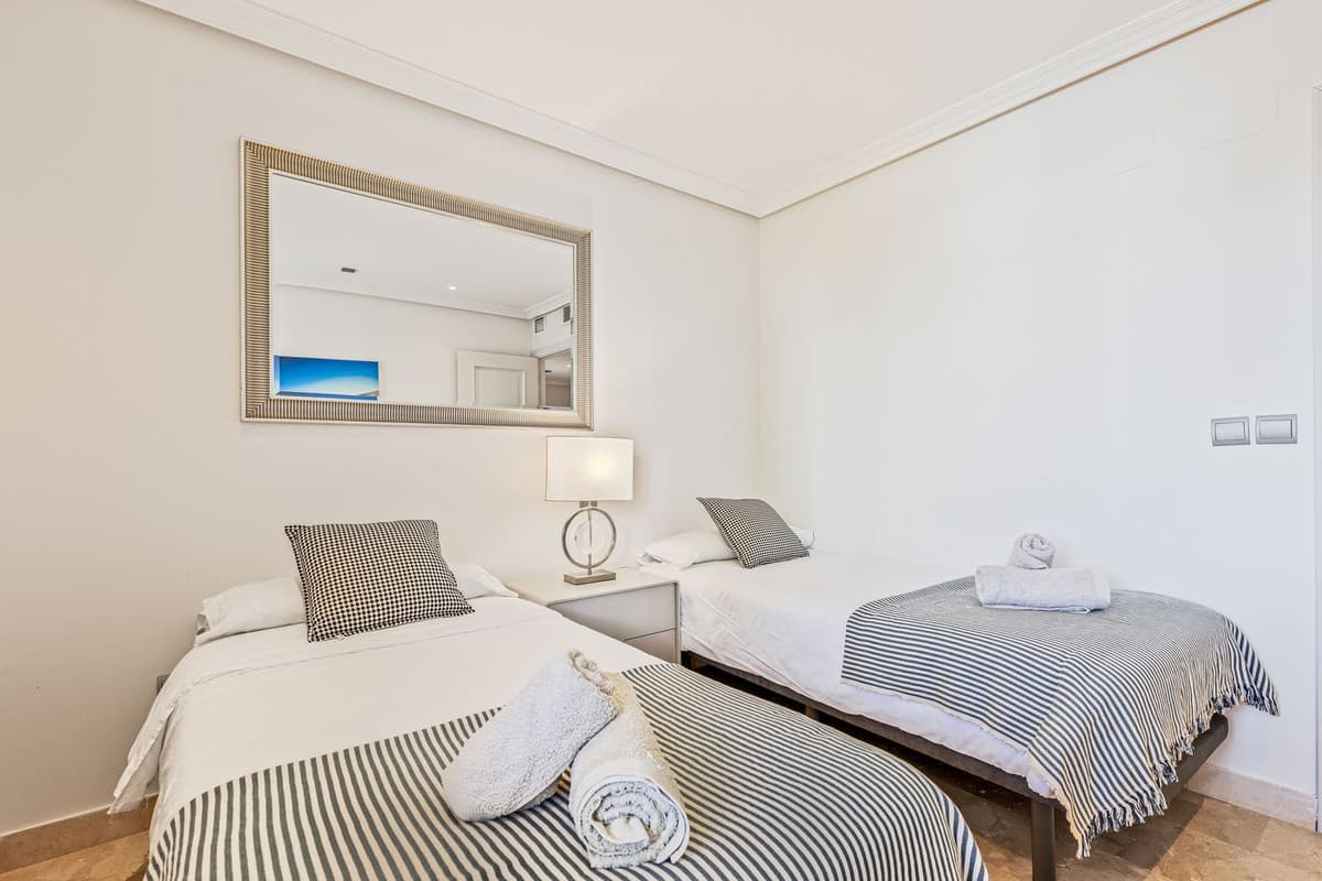 Middle Floor Apartment in Estepona — photo 7 of 10
