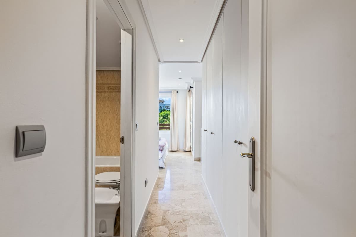 Middle Floor Apartment in Estepona — photo 8 of 10
