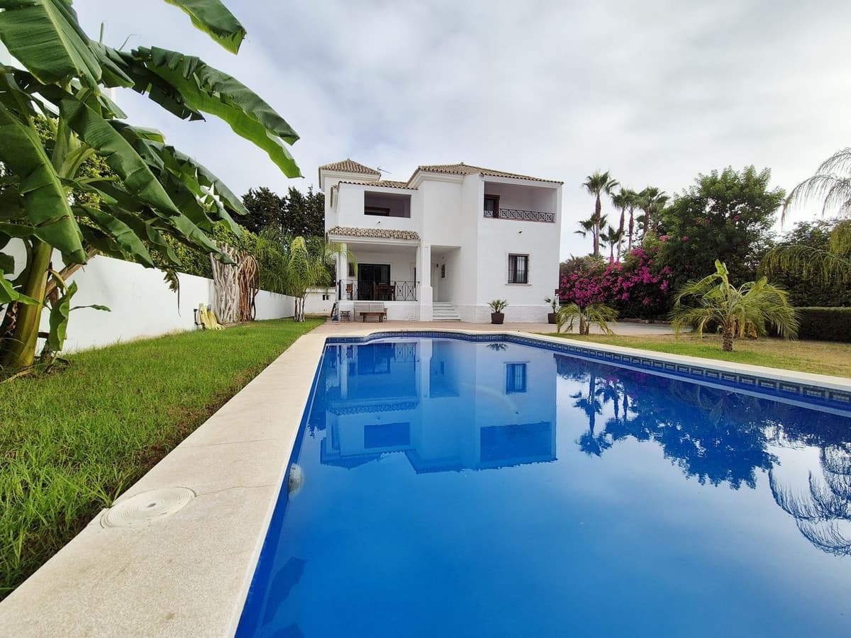 Detached Villa in Guadalmina Baja — photo 1 of 10