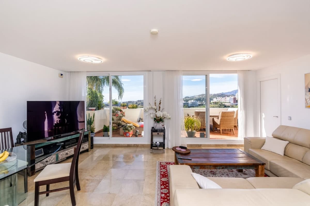 Middle Floor Apartment in Benahavís — photo 3 of 10
