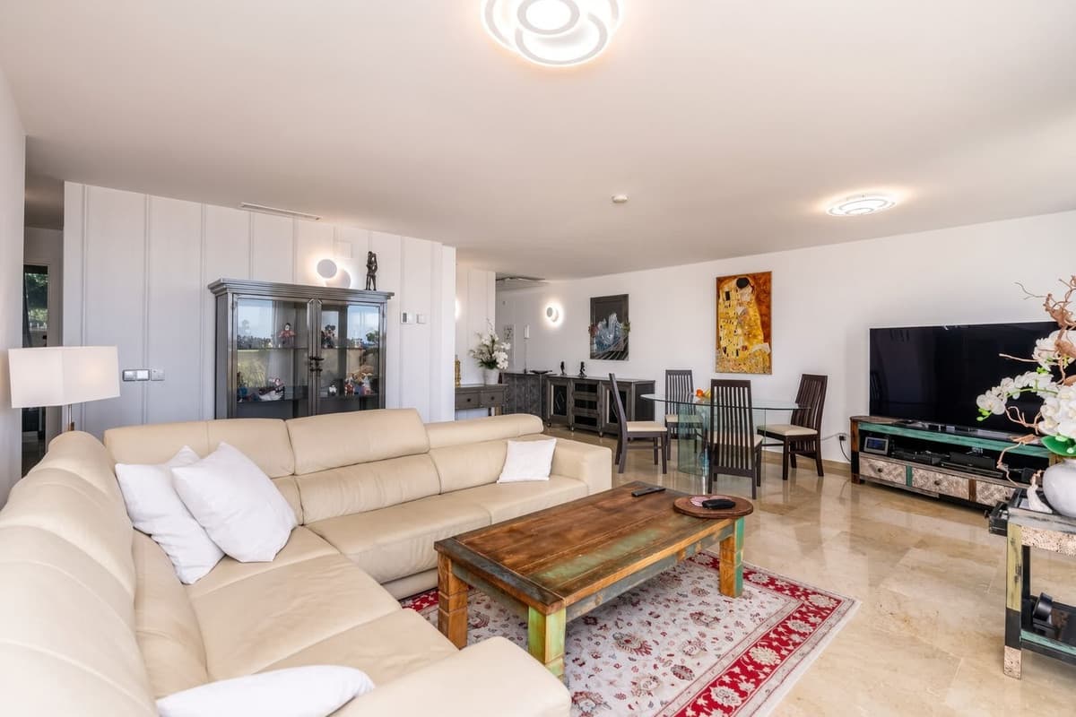 Middle Floor Apartment in Benahavís — photo 4 of 10