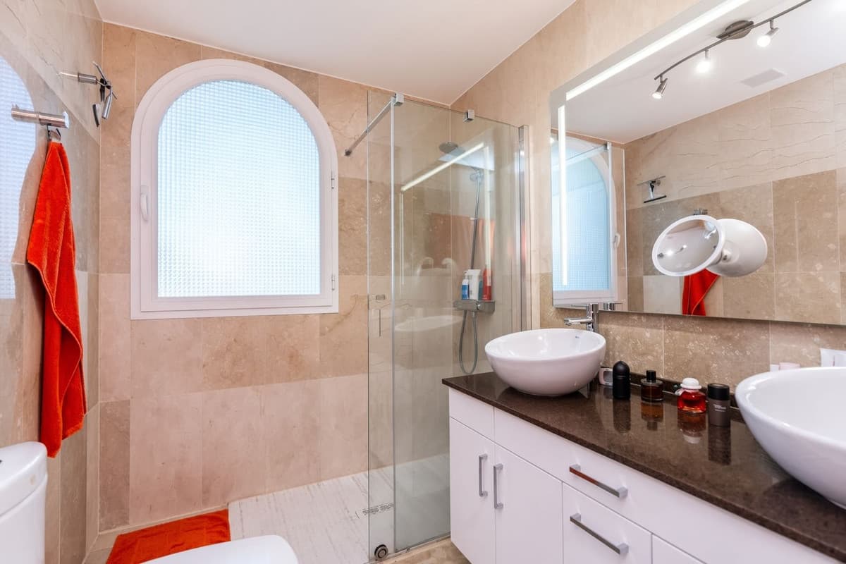 Middle Floor Apartment in Benahavís — photo 8 of 10