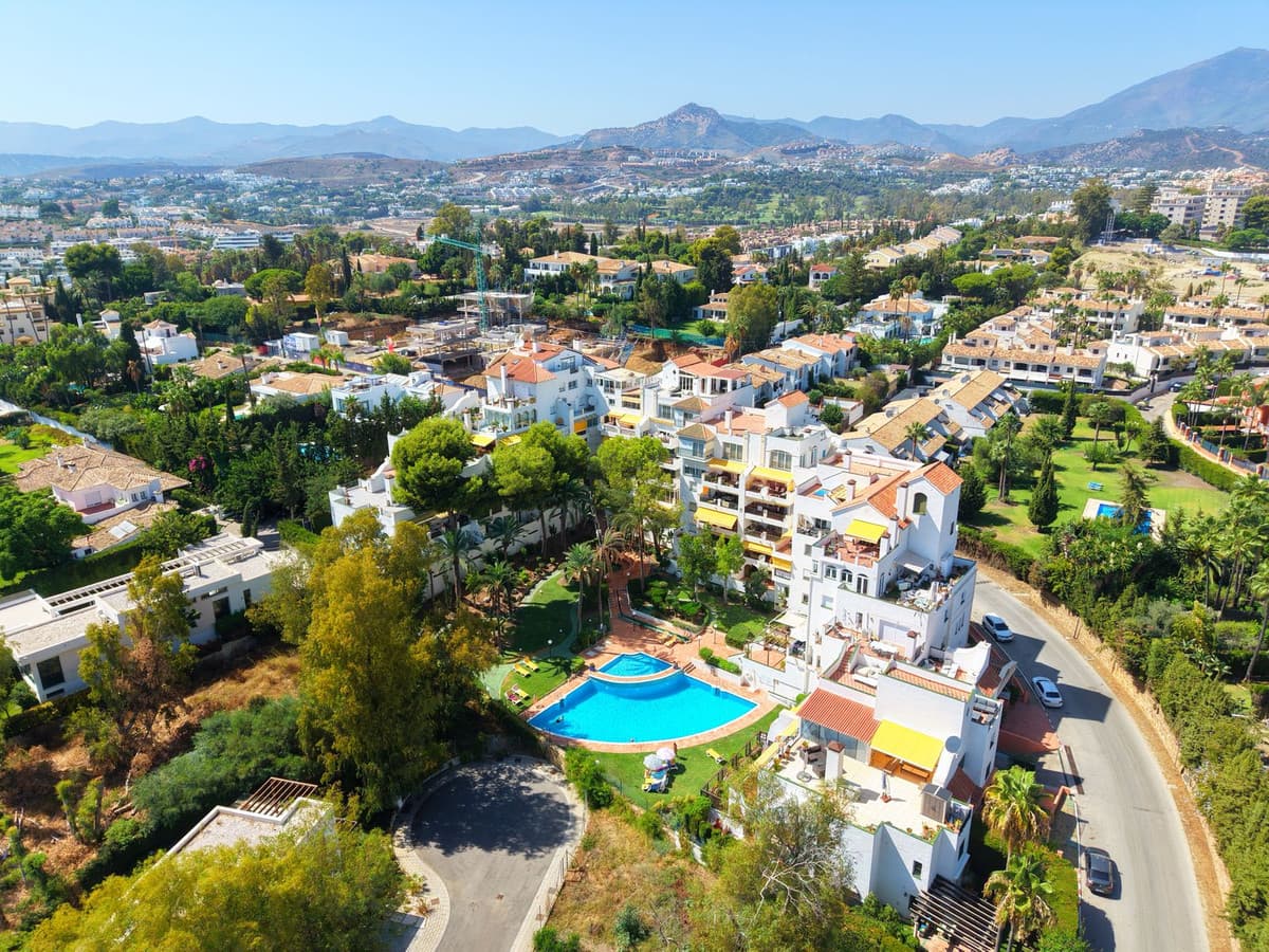 Middle Floor Apartment in Estepona — photo 1 of 10