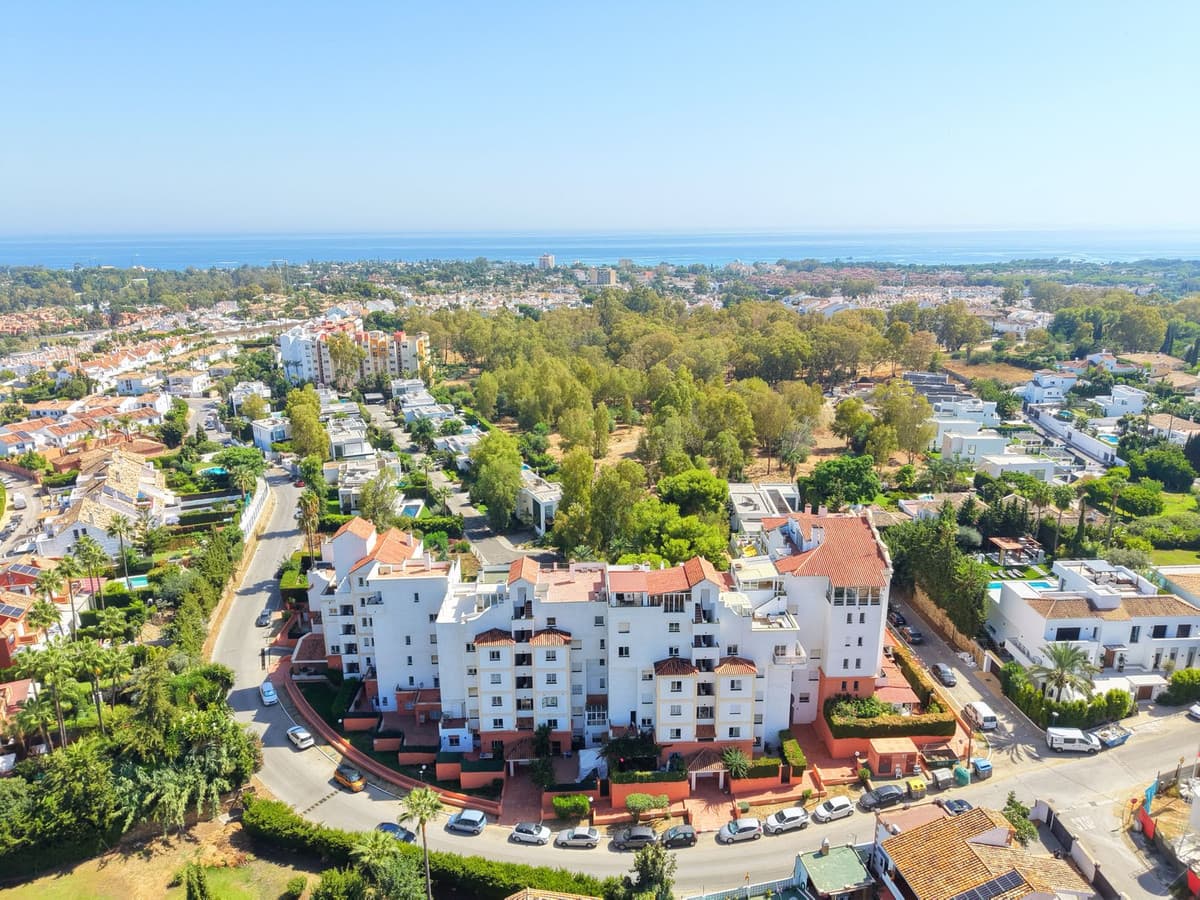 Middle Floor Apartment in Estepona — photo 2 of 10