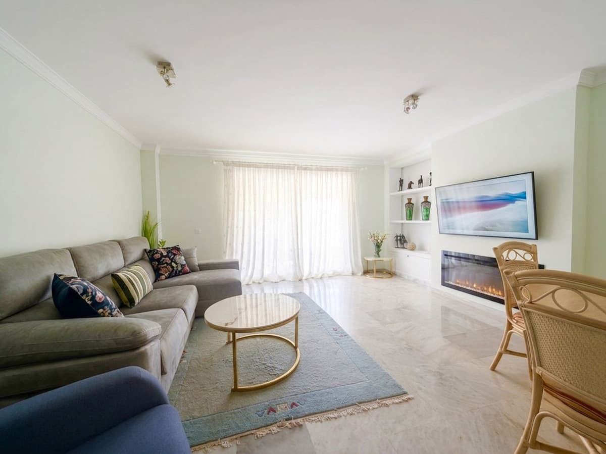 Middle Floor Apartment in Estepona — photo 3 of 10