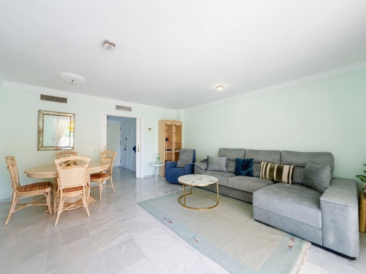 Middle Floor Apartment in Estepona — photo 4 of 10