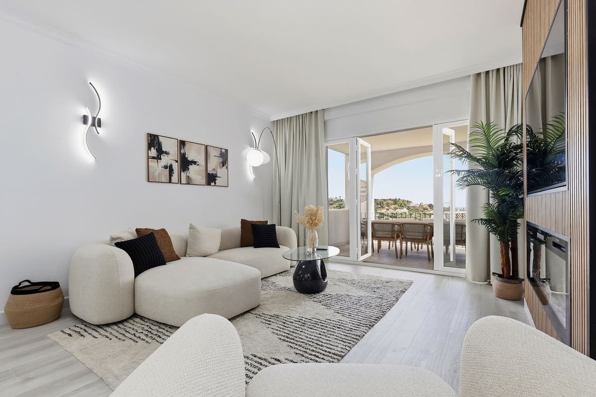 Middle Floor Apartment in La Quinta — photo 1 of 10