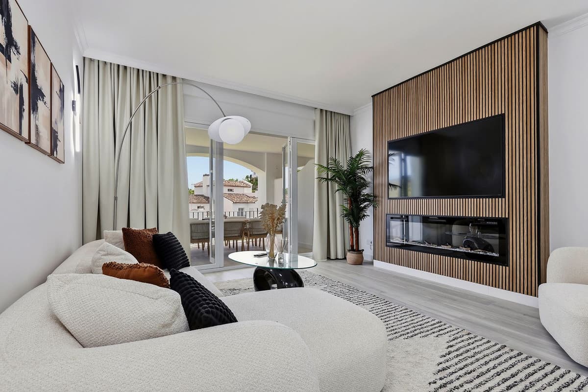 Middle Floor Apartment in La Quinta — photo 2 of 10