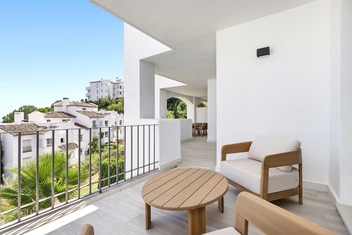 Middle Floor Apartment in La Quinta — photo 6 of 10