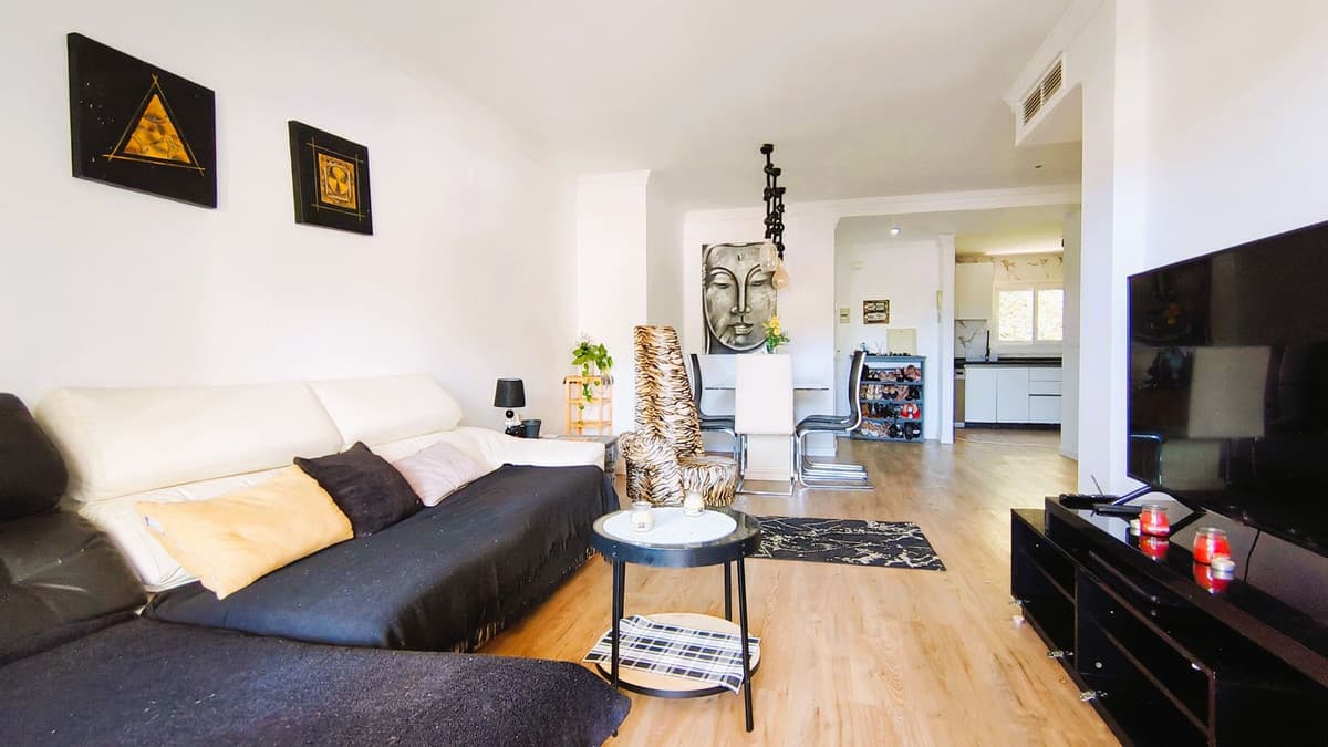 Middle Floor Apartment in La Quinta — photo 3 of 10