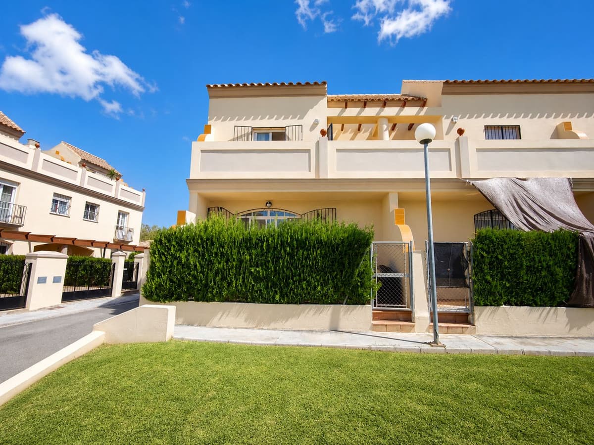 Semi-Detached House in La Duquesa — photo 1 of 10