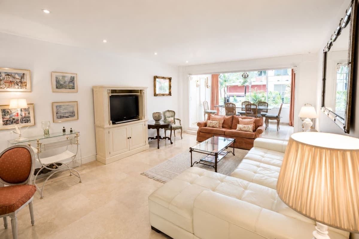 Middle Floor Apartment in Marbella — photo 3 of 10