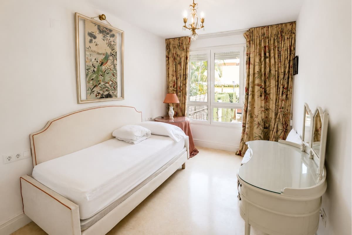 Middle Floor Apartment in Marbella — photo 10 of 10