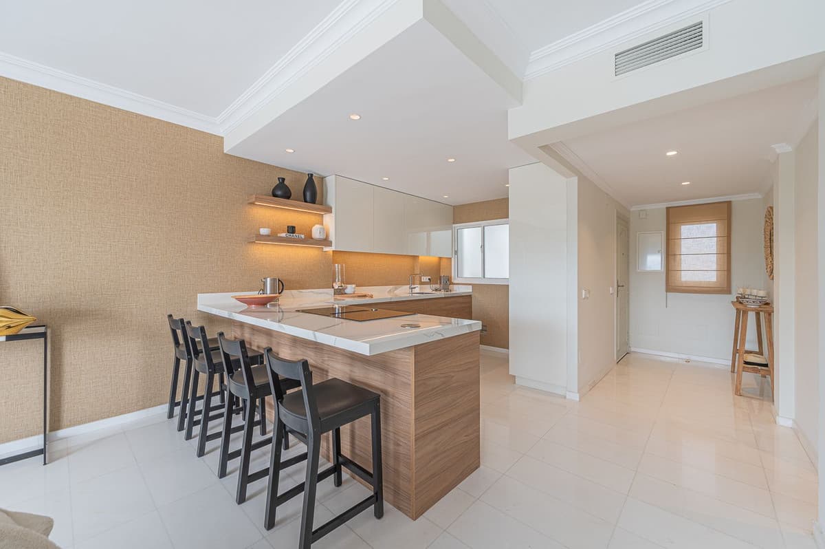 Middle Floor Apartment in The Golden Mile — photo 3 of 10