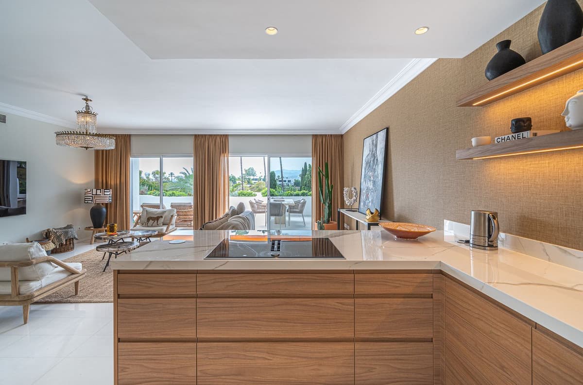 Middle Floor Apartment in The Golden Mile — photo 10 of 10