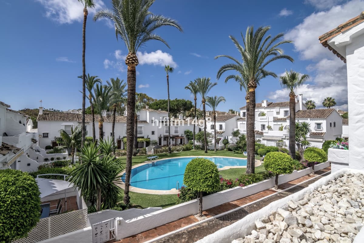 Townhouse in Nueva Andalucía — photo 2 of 10