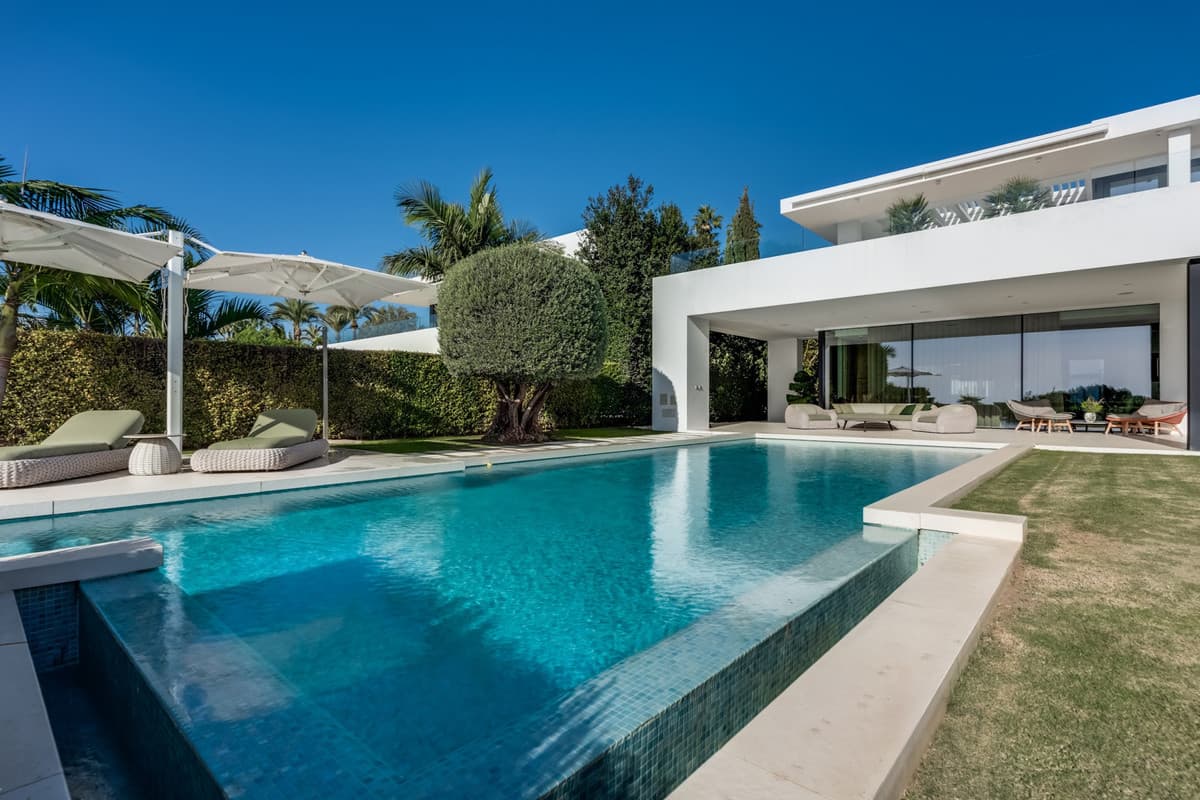 Detached Villa in The Golden Mile — photo 1 of 10