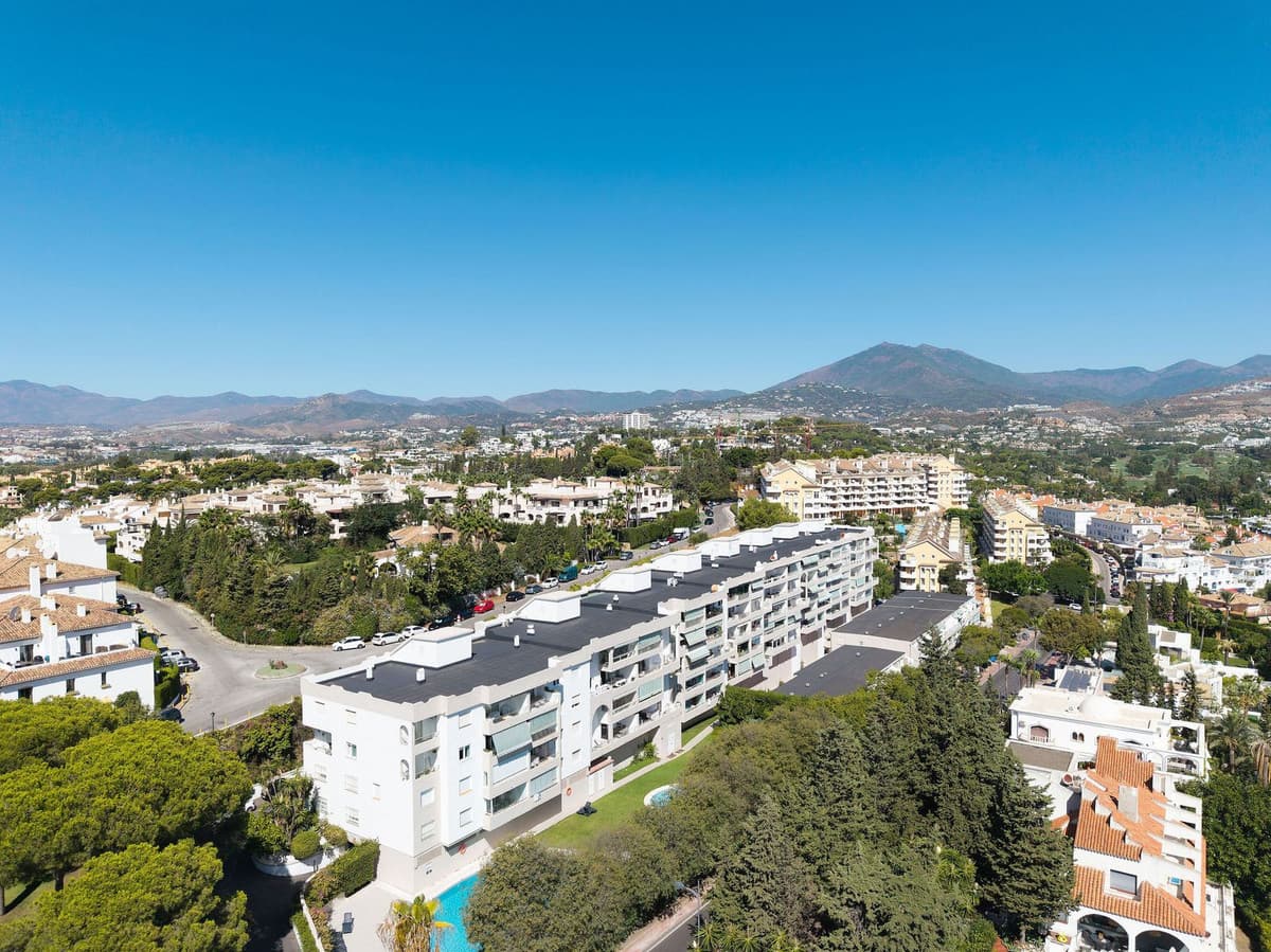 Middle Floor Apartment in Nueva Andalucía — photo 4 of 10
