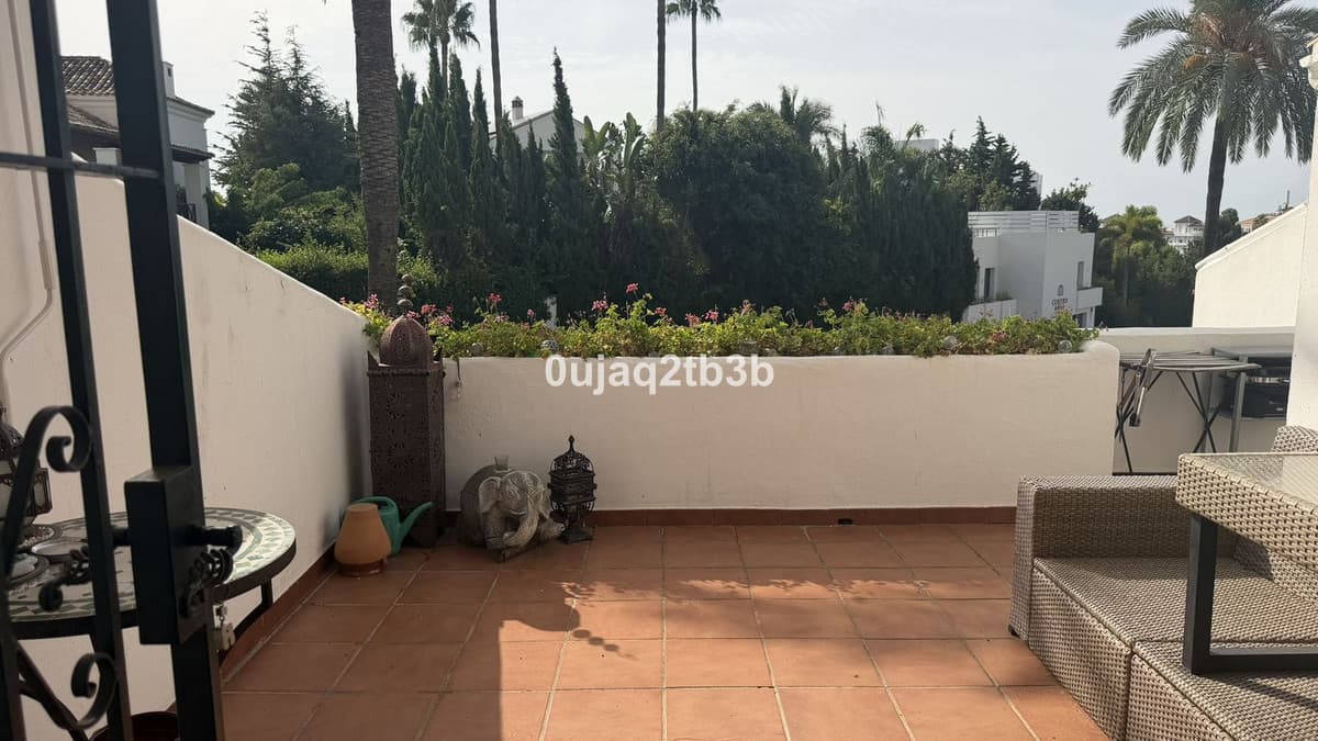 Middle Floor Apartment in Nueva Andalucía — photo 4 of 10