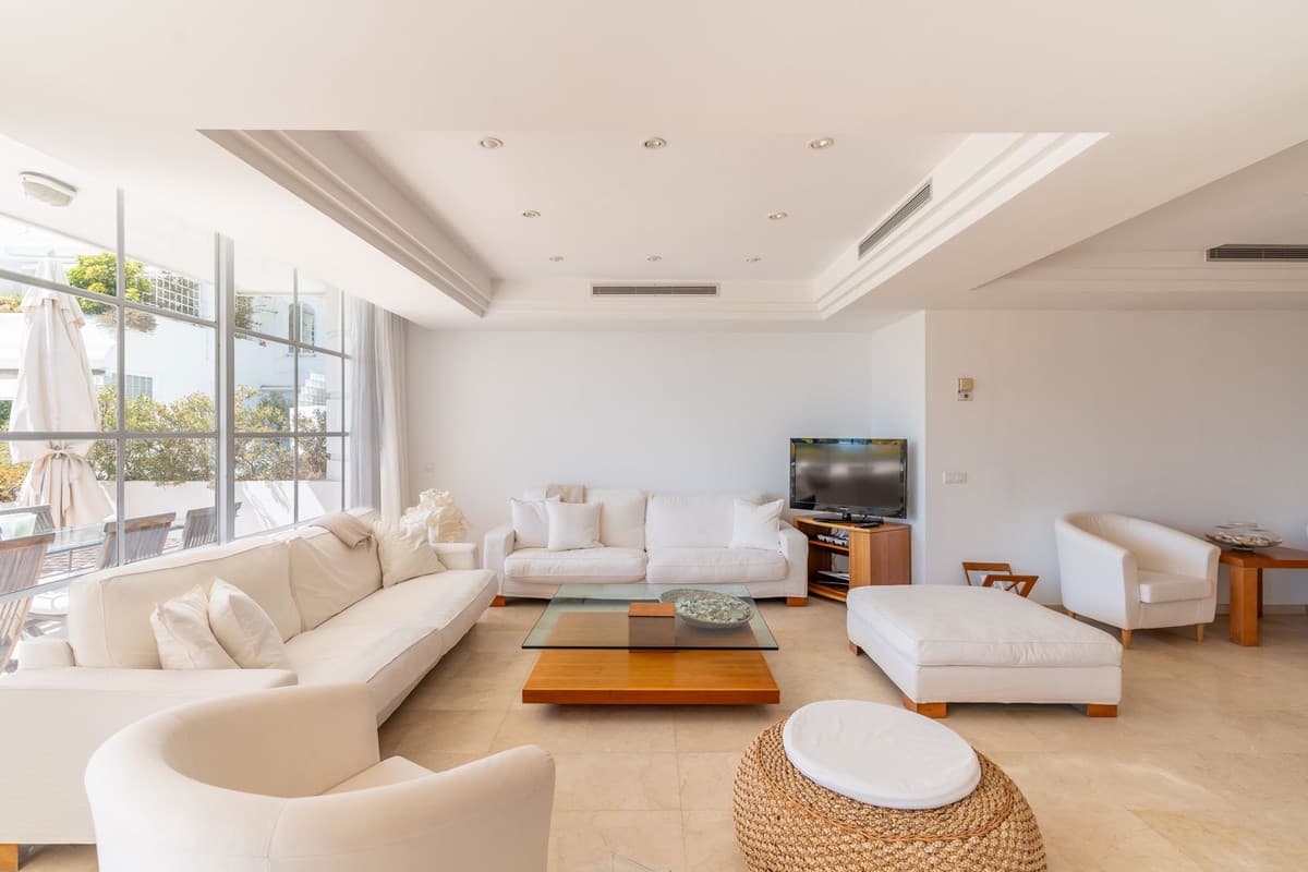 Middle Floor Apartment in Estepona — photo 8 of 10