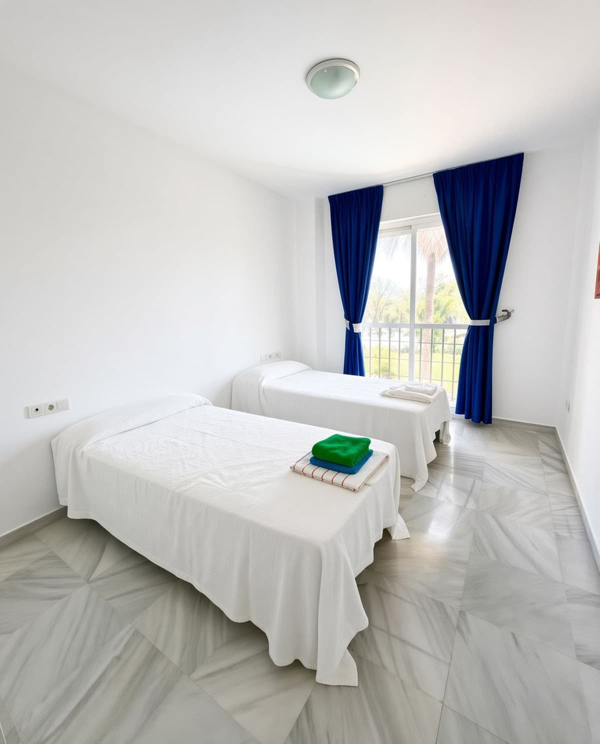 Middle Floor Apartment in Nueva Andalucía — photo 7 of 10