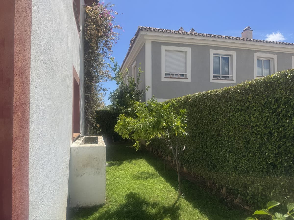 Townhouse in Estepona — photo 1 of 10