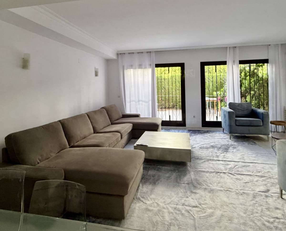 Townhouse in Guadalmina Baja — photo 1 of 10