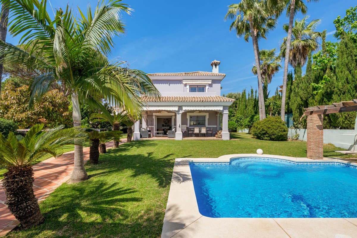 Detached Villa in Estepona — photo 1 of 10
