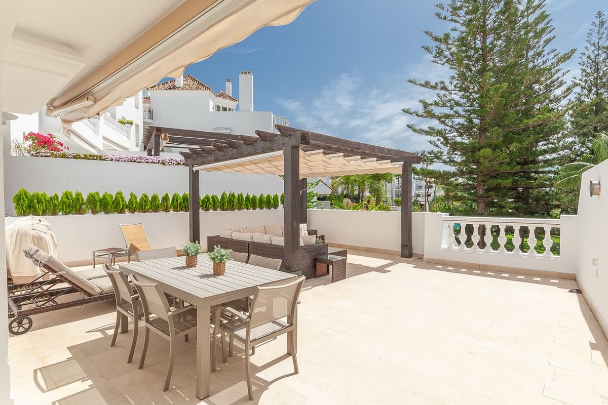 Middle Floor Apartment in Elviria — photo 2 of 10