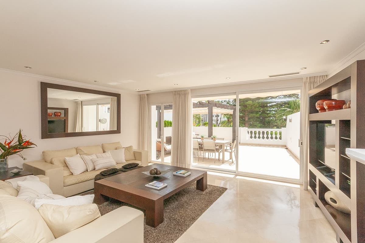 Middle Floor Apartment in Elviria — photo 3 of 10