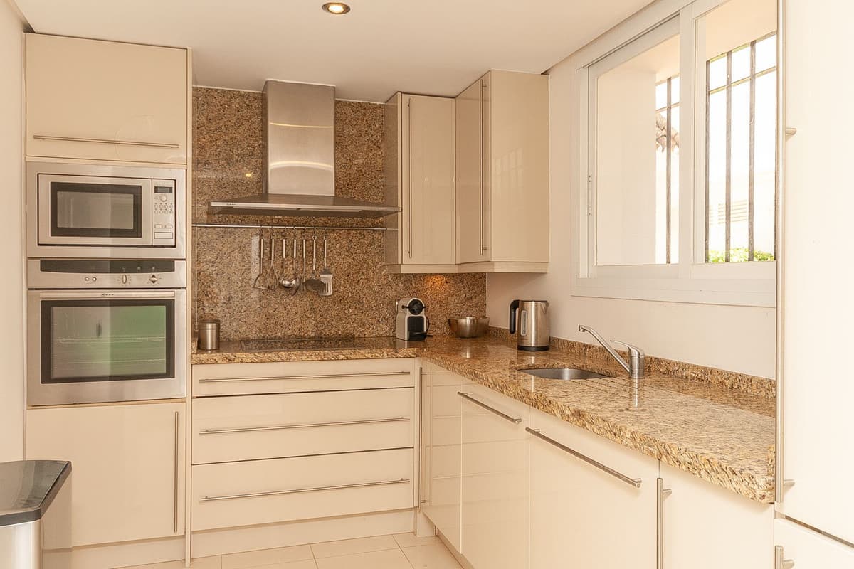 Middle Floor Apartment in Elviria — photo 4 of 10
