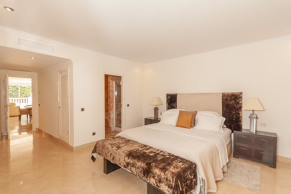 Middle Floor Apartment in Elviria — photo 5 of 10