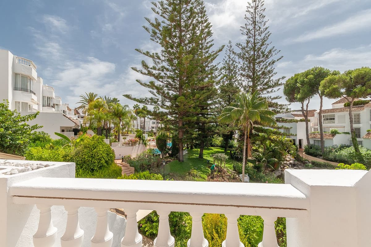 Middle Floor Apartment in Elviria — photo 9 of 10