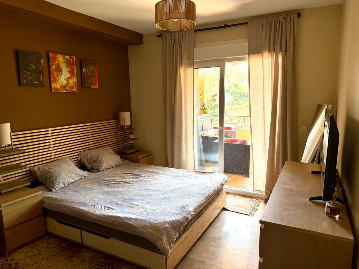 Middle Floor Apartment in Calahonda — photo 5 of 10