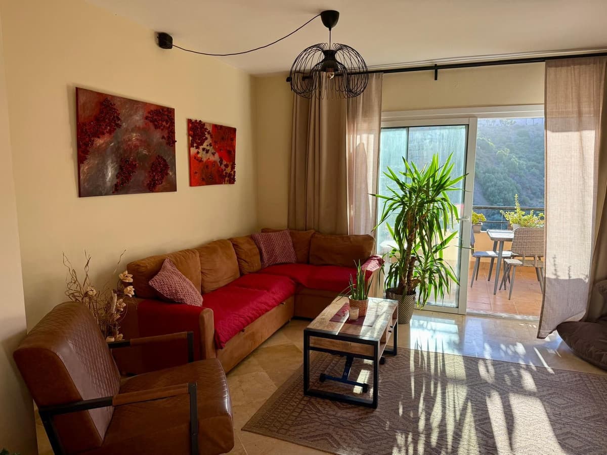 Middle Floor Apartment in Calahonda — photo 6 of 10