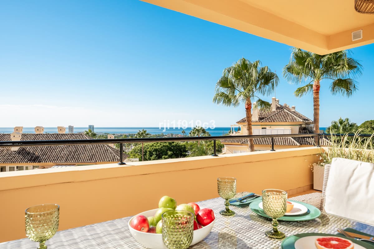 Middle Floor Apartment in Elviria — photo 1 of 10